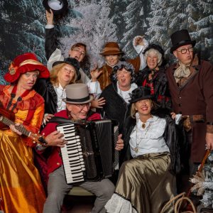 Acteurs in Dickenskostuum